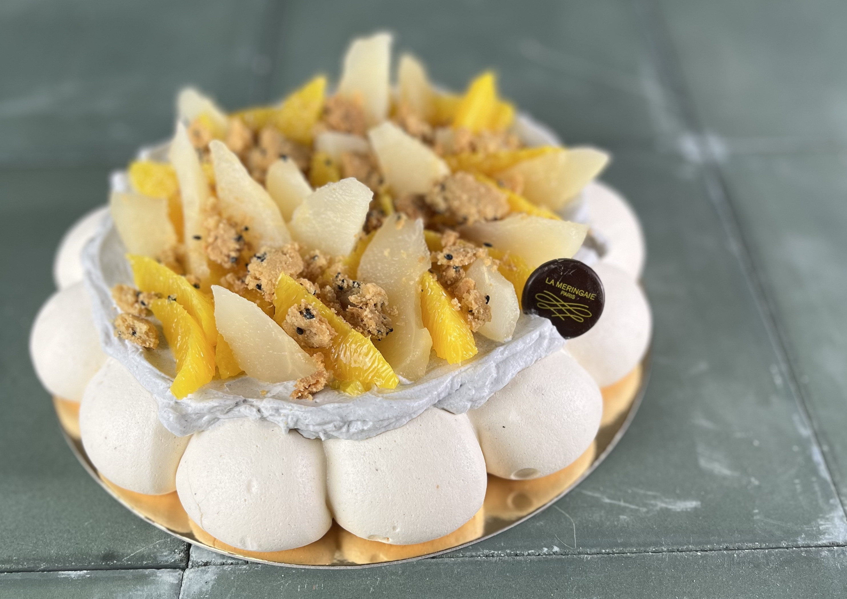 Une pavlova au sésame noir